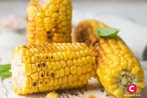 Готовую кукурузу посыпьте кинзой и сбрызните лимонным соком