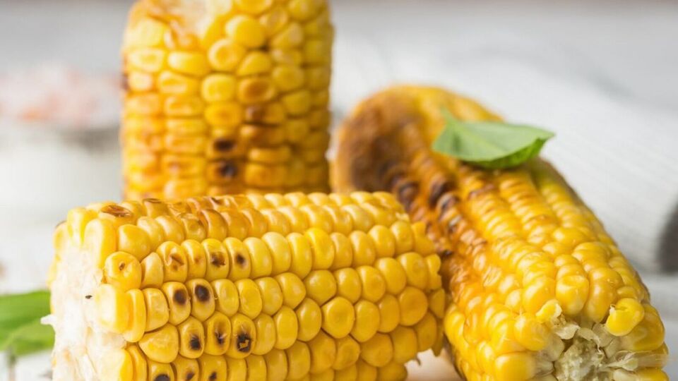Готовую кукурузу посыпьте кинзой и сбрызните лимонным соком