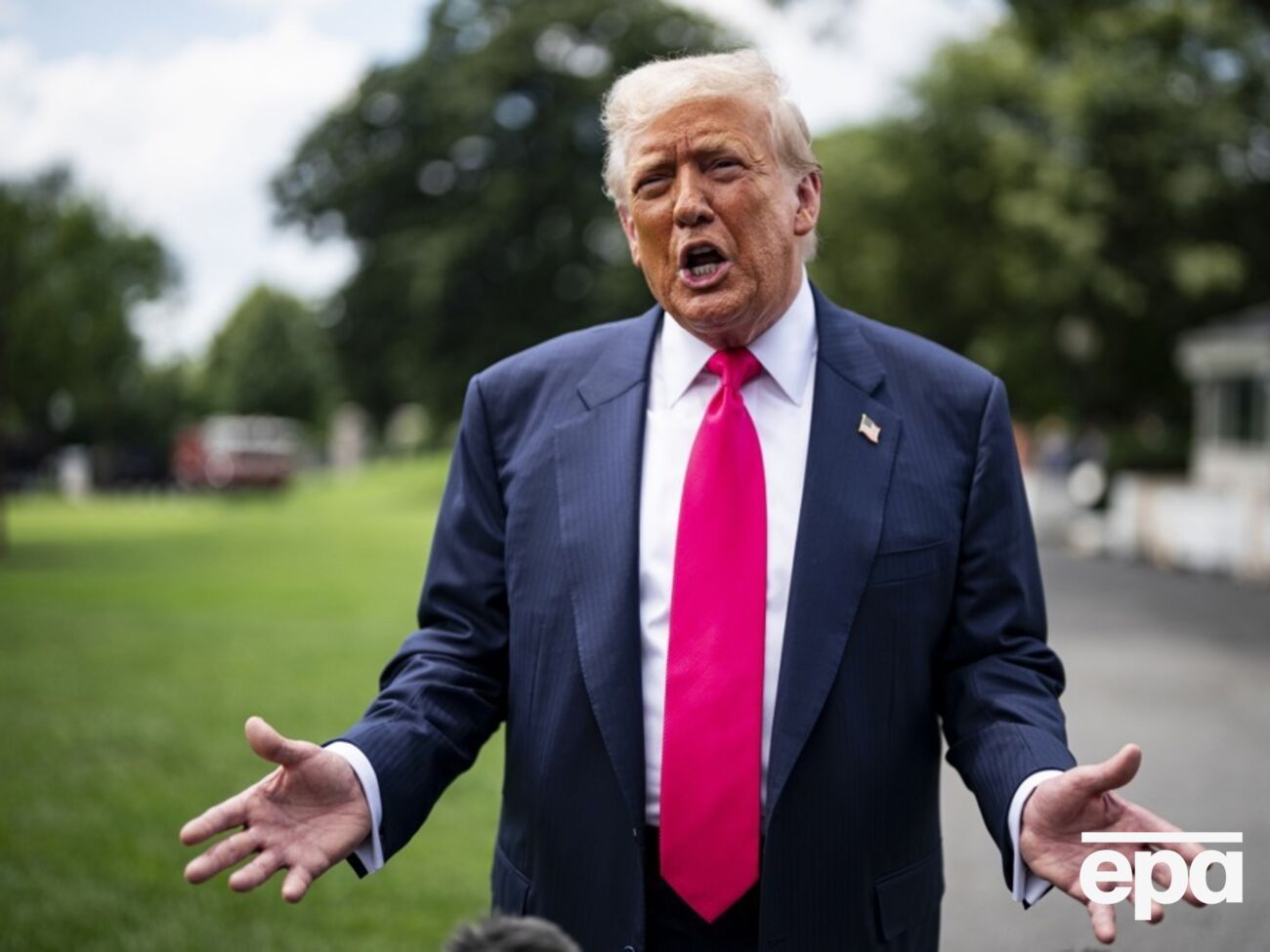 Трамп отрицает свою причастность к письму и непристойному рисунку. Говорит, что "никогда не писал картин" и "не рисует женщин"