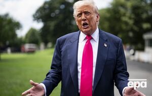 Трамп отрицает свою причастность к письму и непристойному рисунку. Говорит, что "никогда не писал картин" и "не рисует женщин"