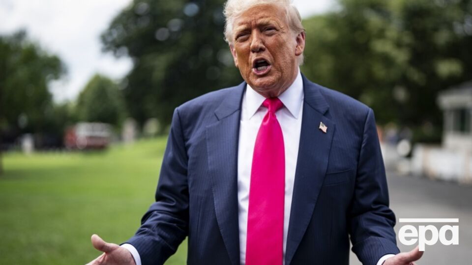 Трамп отрицает свою причастность к письму и непристойному рисунку. Говорит, что "никогда не писал картин" и "не рисует женщин"