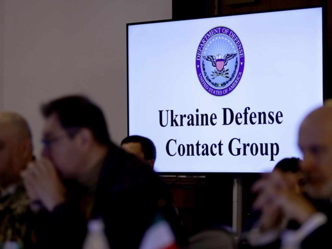 Хегсет (справа) примет участие в 29-м заседании "Рамштайна"