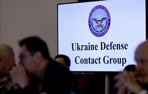 Хегсет (справа) примет участие в 29-м заседании "Рамштайна"