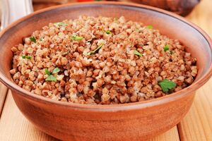 На 1 ст. гречки понадобится 2 ст. куриного бульона