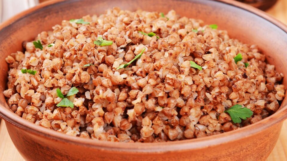 На 1 скл. гречки знадобиться 2 скл. курячого бульйону