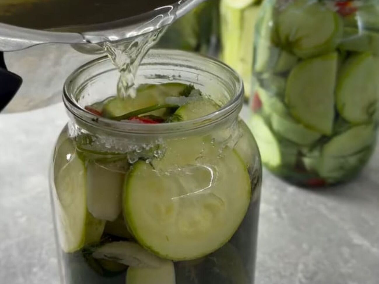 Банки три раза нужно заливать кипятком