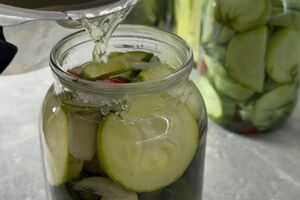 Банки три раза нужно заливать кипятком