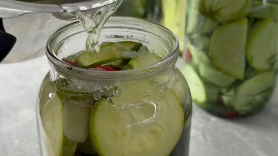 Банки три раза нужно заливать кипятком