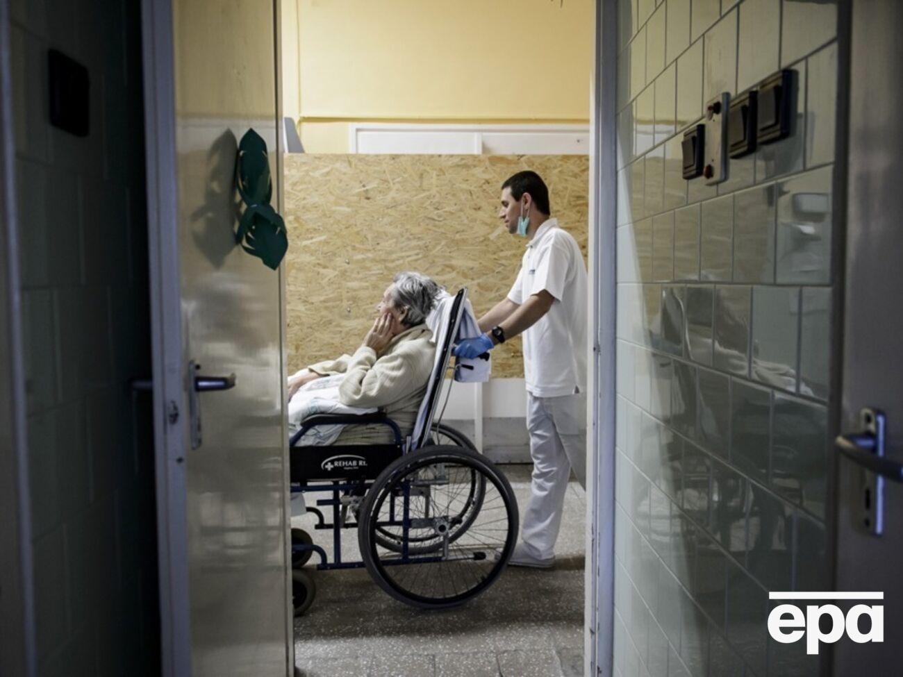 Закон вступит в силу через две недели, но заработает только через полгода