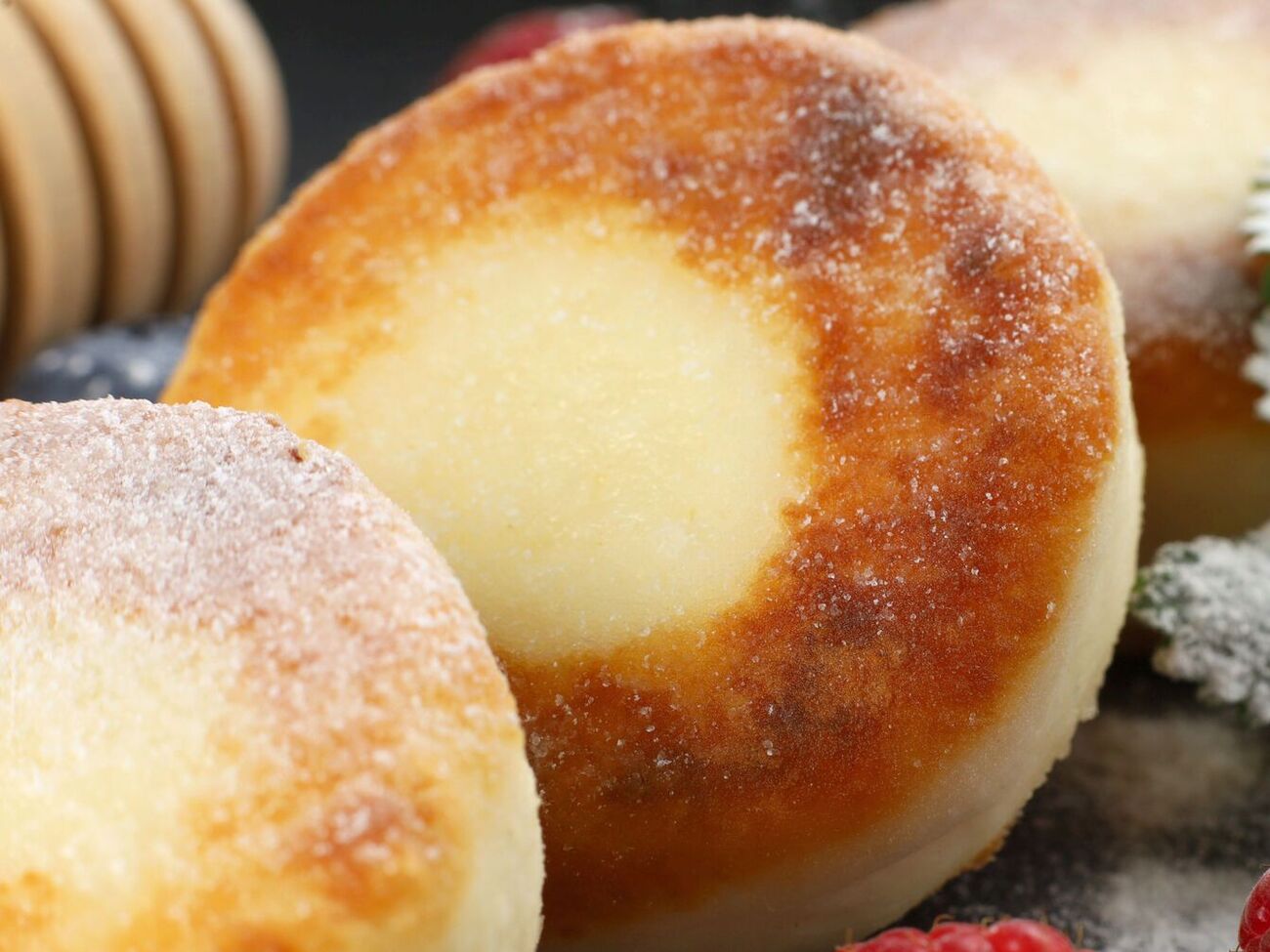 В тесто для сырников на 1 кг творога можно добавлять не больше 100 г муки