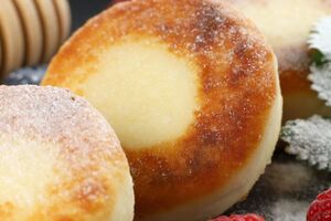 В тесто для сырников на 1 кг творога можно добавлять не больше 100 г муки