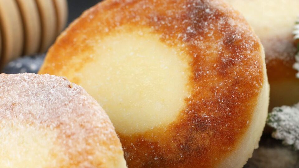 В тесто для сырников на 1 кг творога можно добавлять не больше 100 г муки