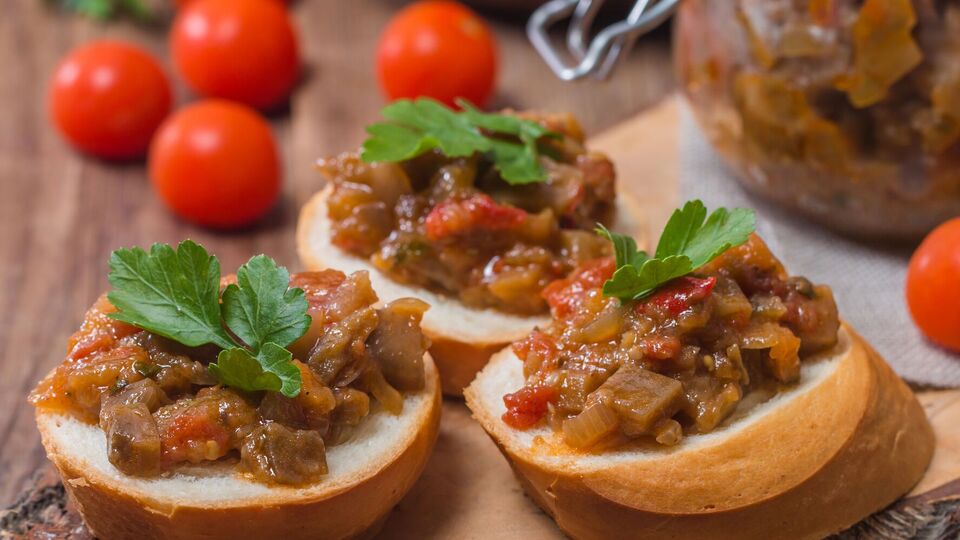 Баклажаны нужно запечь в духовке