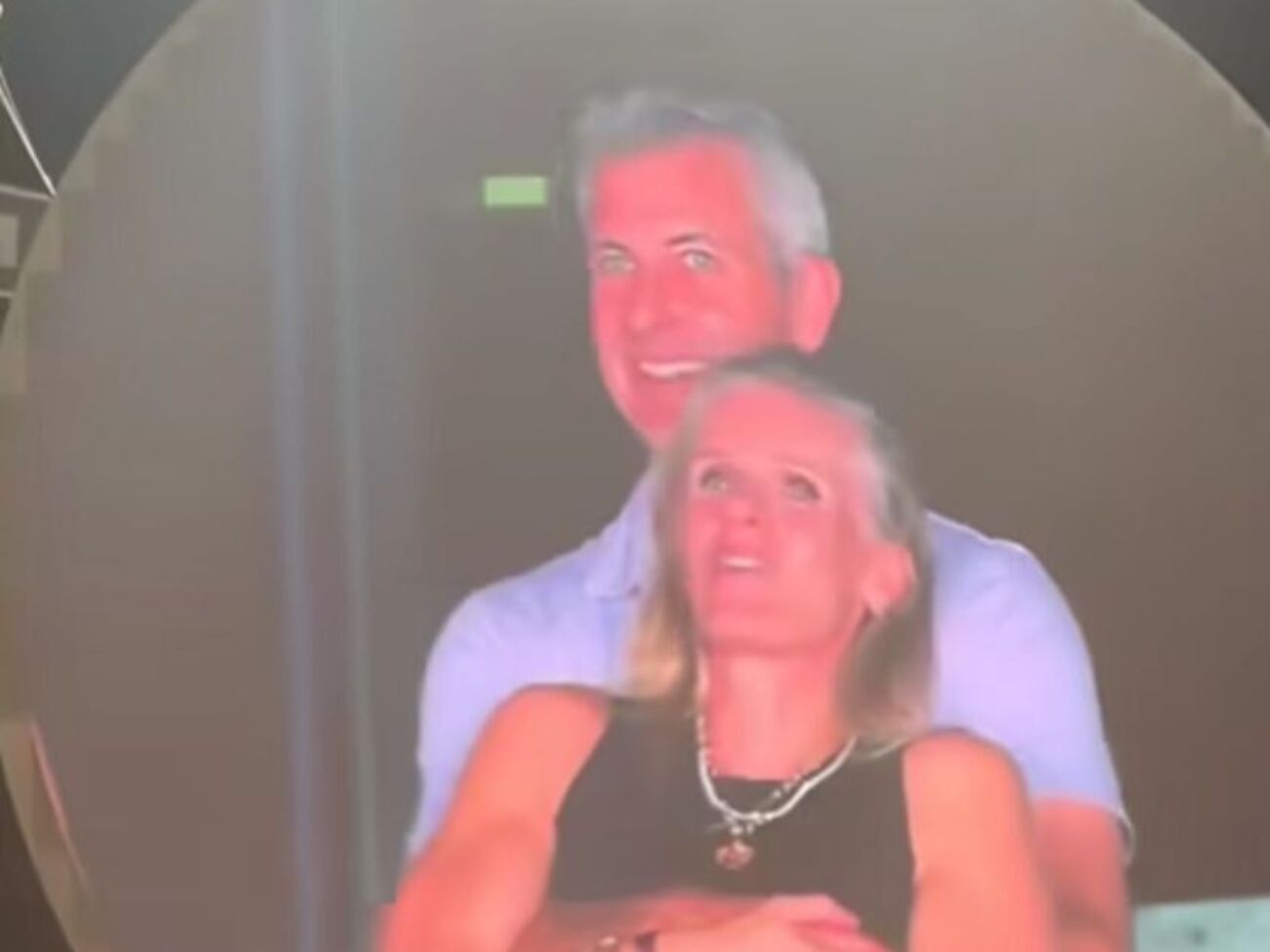 Ни запечатленный мужчина, ни его жена не комментировали инцидент