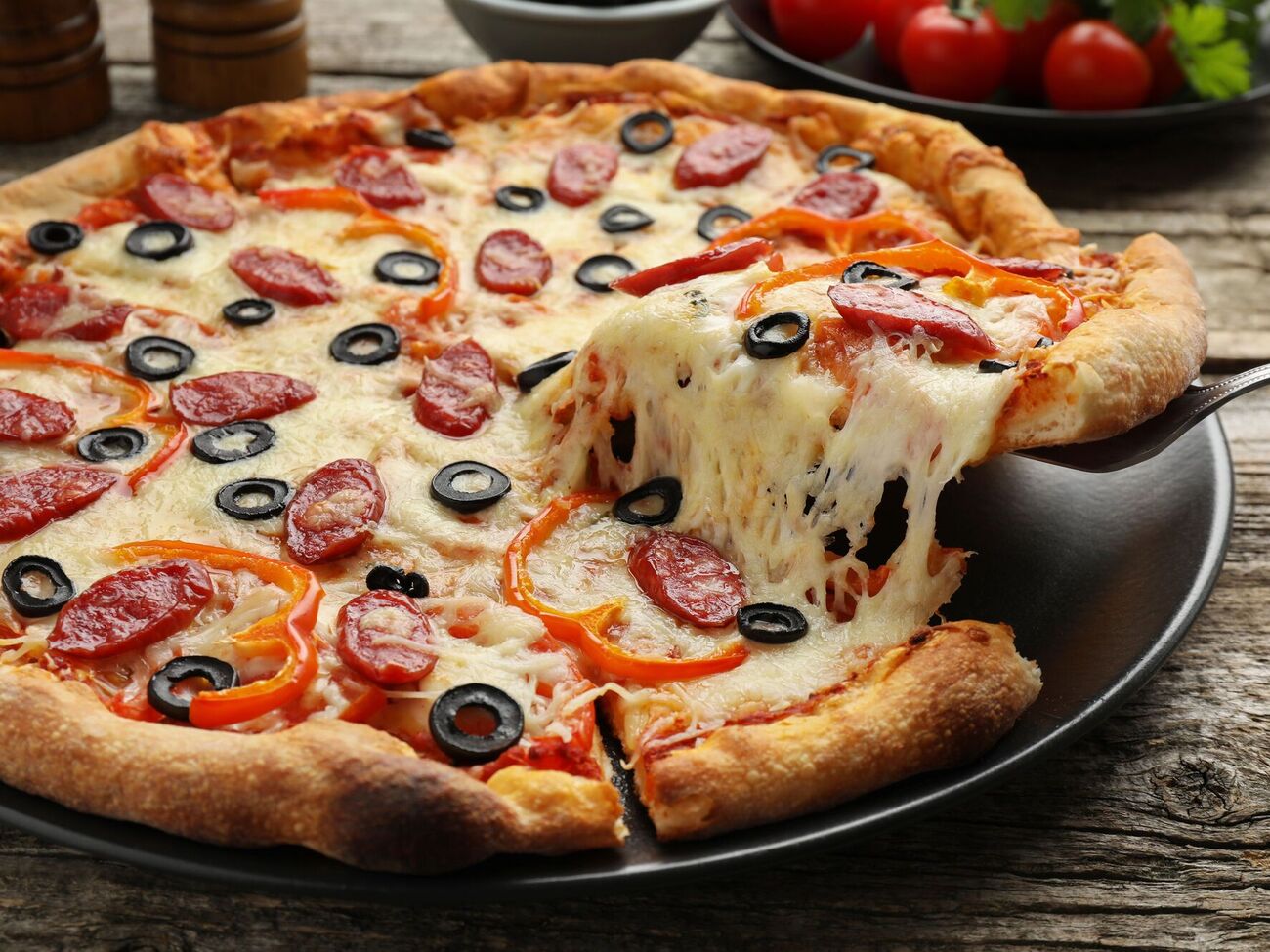 Пиццу нужно выпекать в разогретой до 180 °C духовке 20 минут