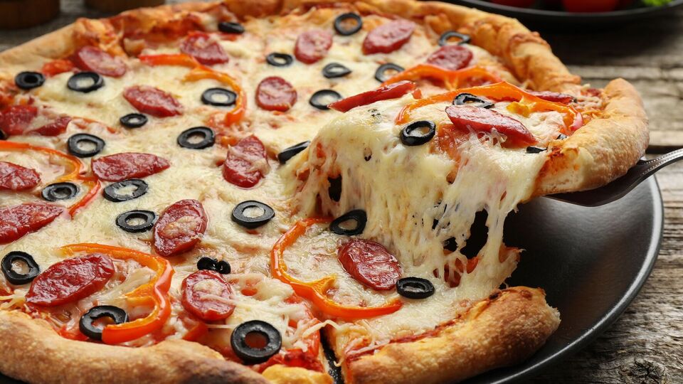 Пиццу нужно выпекать в разогретой до 180 °C духовке 20 минут