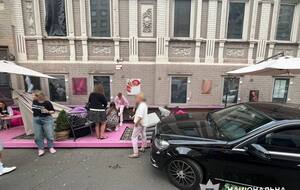 Автомобиль въехал на летнюю террасу кафе, травмировав женщину