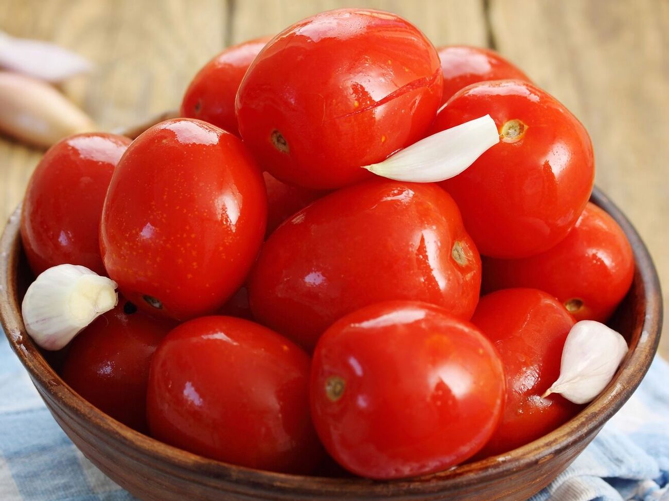 Помидоры нужно залить горячей водой