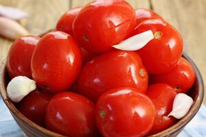 Помидоры нужно залить горячей водой