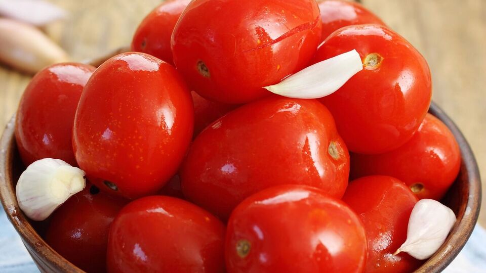 Помидоры нужно залить горячей водой