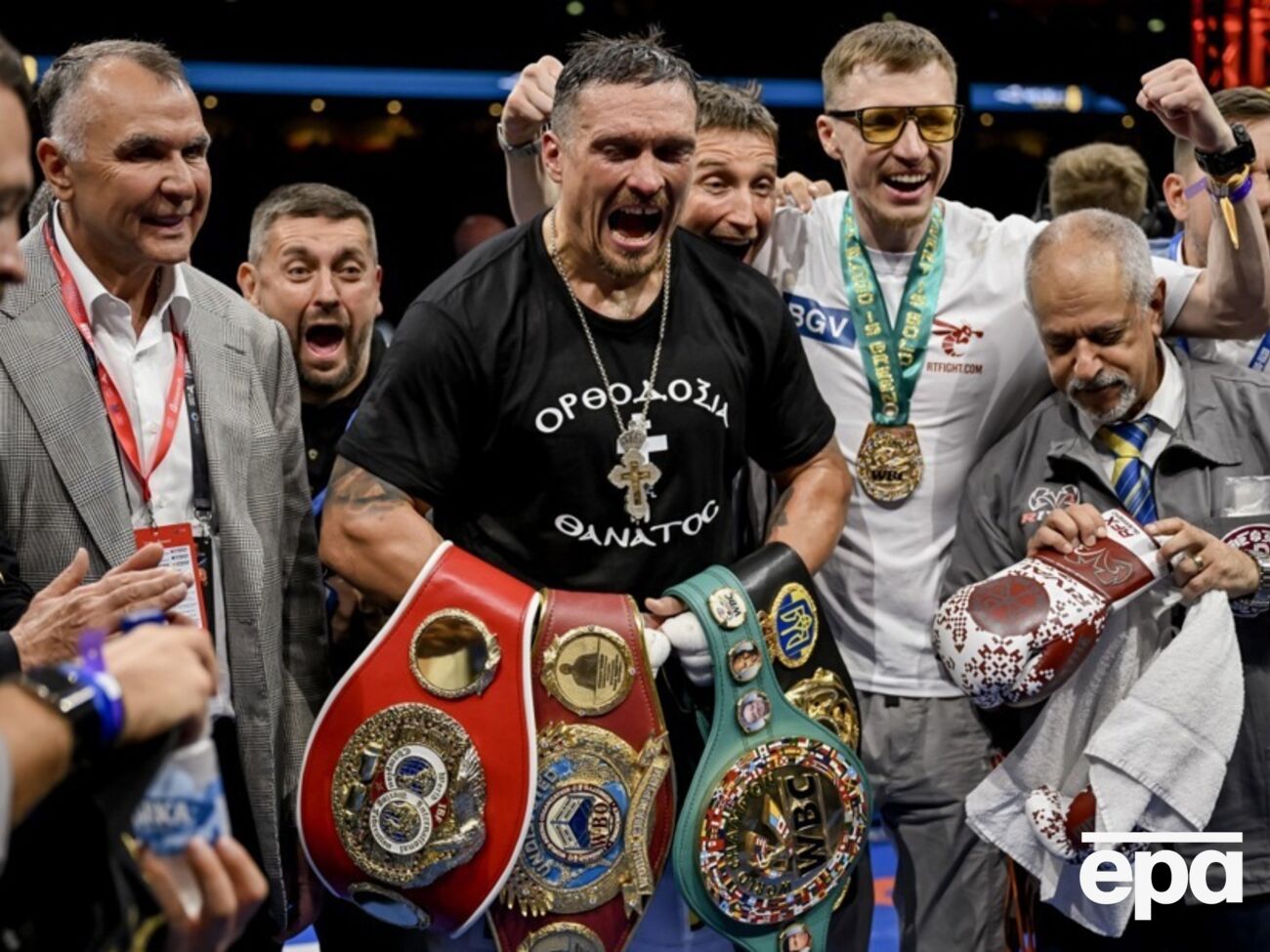 Во время боя в Лондоне Усик нокаутировал Дюбуа в пятом раунде