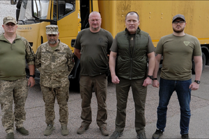 Палатный: 12-тонник способен справиться со сверхбольшими грузами и ездить даже по бездорожью