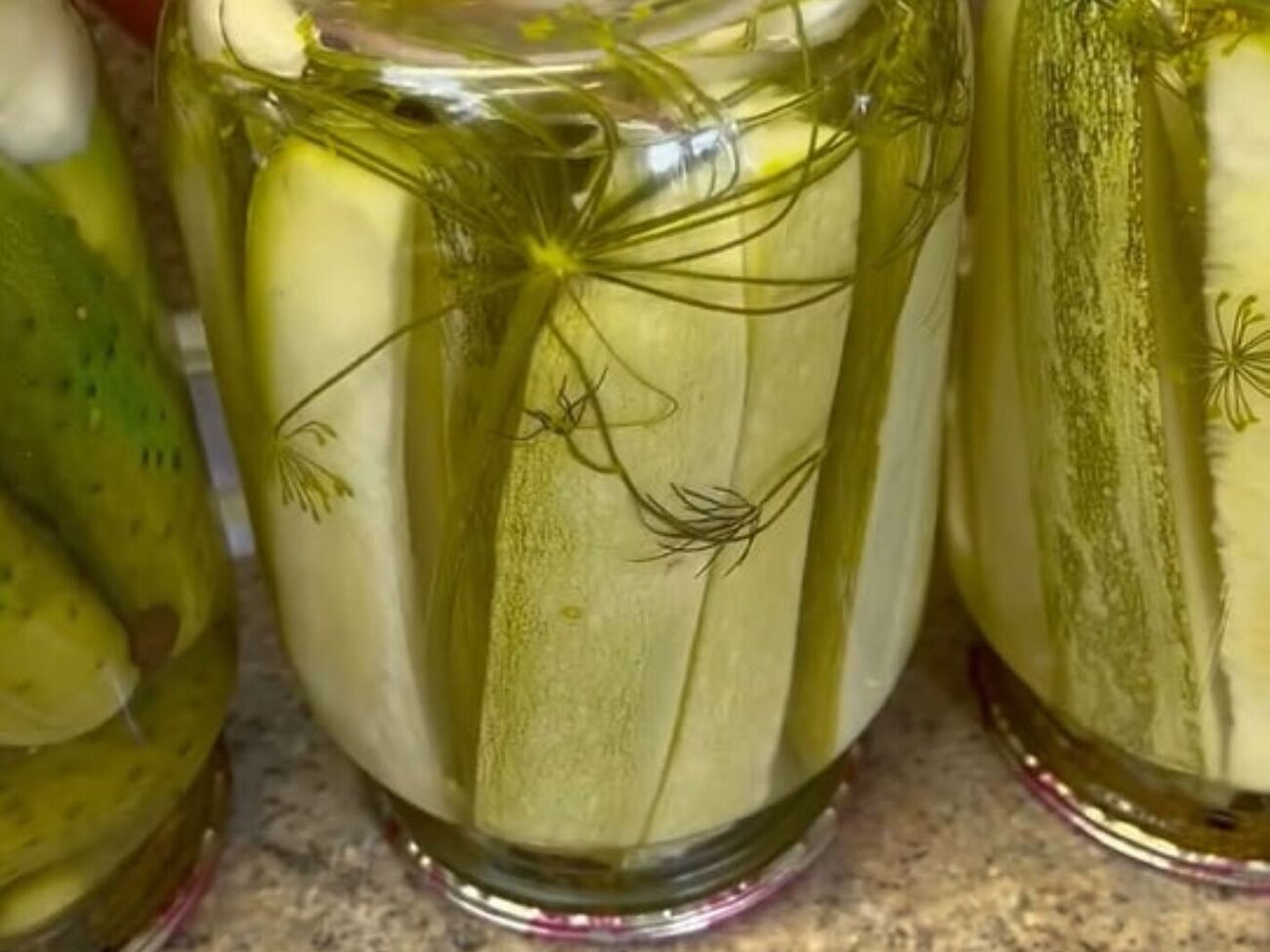 Кабачки для консервації блогерка порадила розрізати вздовж