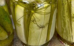 Кабачки для консервации блогер посоветовала разрезать вдоль