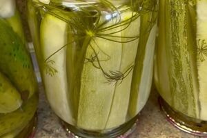 Кабачки для консервации блогер посоветовала разрезать вдоль