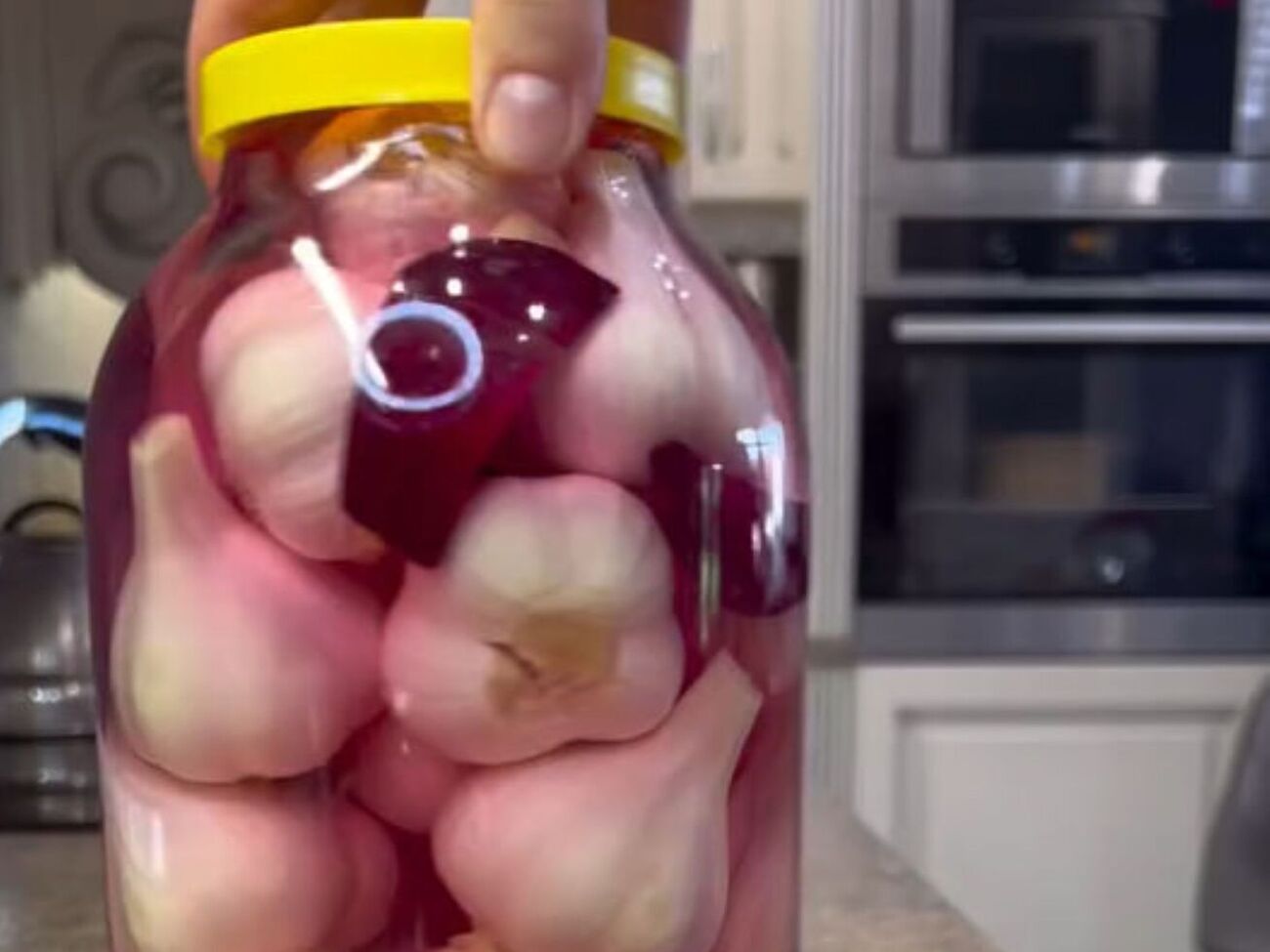 За словами фудблогерки, часник має кваситися в холодному місці два місяці