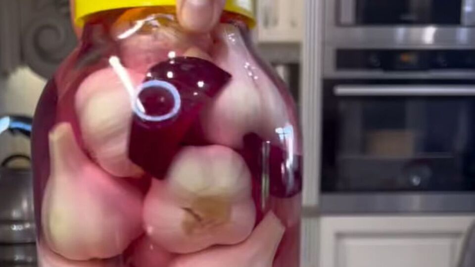 За словами фудблогерки, часник має кваситися в холодному місці два місяці