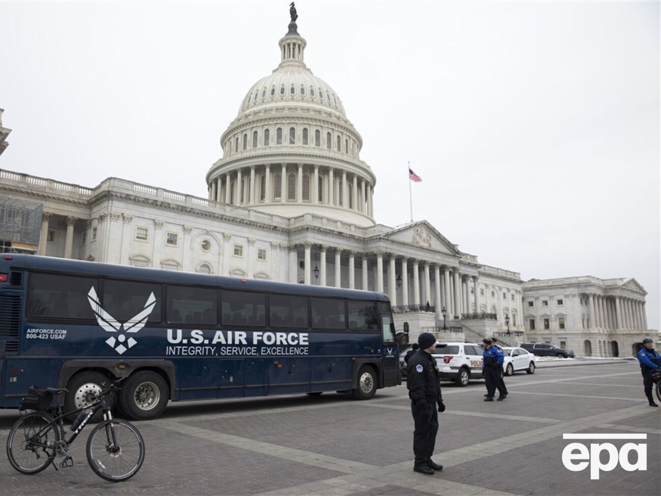 Объяснения ситуации ожидают представители двух партий в Конгрессе
