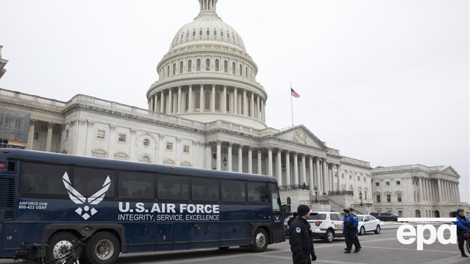 Объяснения ситуации ожидают представители двух партий в Конгрессе