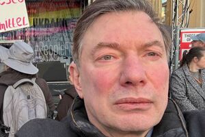 Рекламируют духи Трампа. Да мы каждый день получаем его "ароматы"