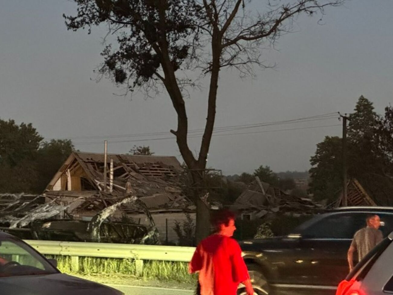 Взрывы повредили жилые дома