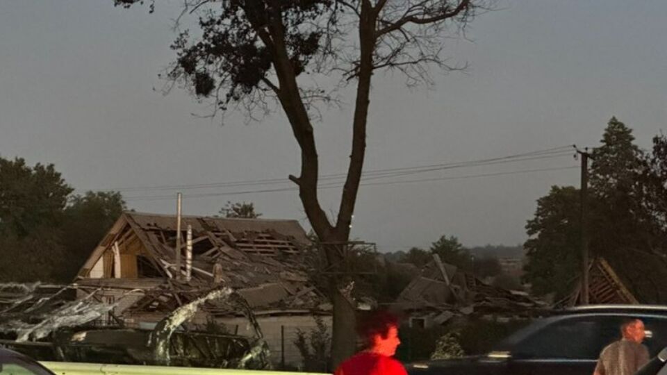 Взрывы повредили жилые дома