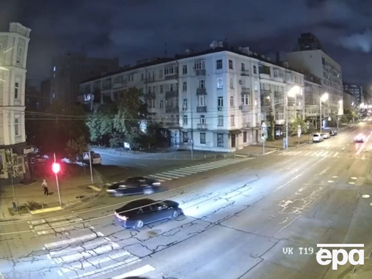 Водитель сбил человека на тротуаре