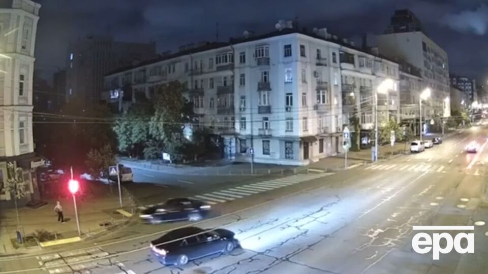 Водій збив людину на тротуарі