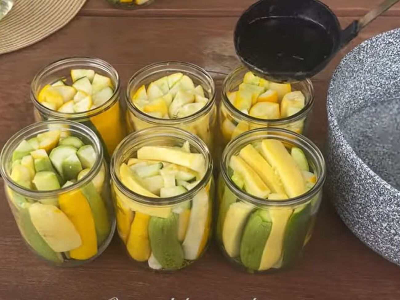 Герметично закройте банки крышками, переверните. Накройте полотенцем и оставьте до полного остывания