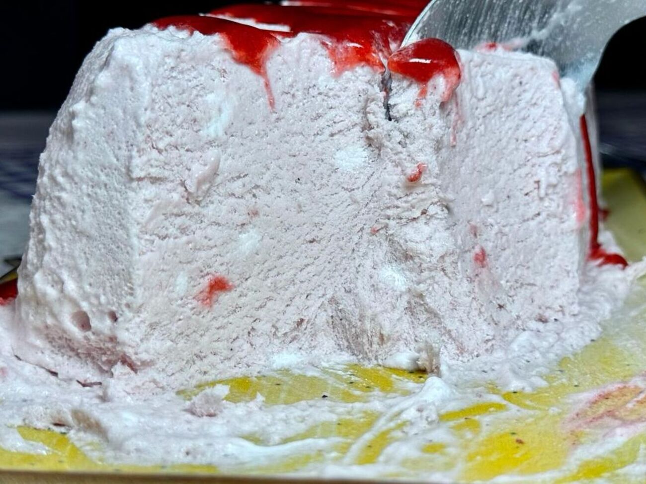 Мороженое должно застывать в морозилке около четырех часов