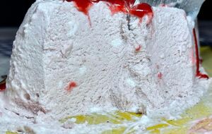 Мороженое должно застывать в морозилке около четырех часов