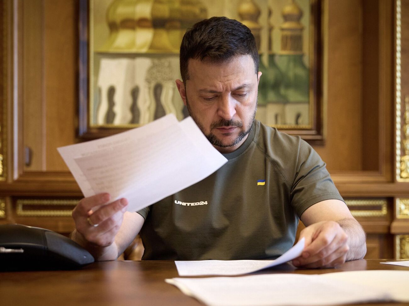 В санкционном списке, который подписал президент, – трое украинцев и две гражданки РФ