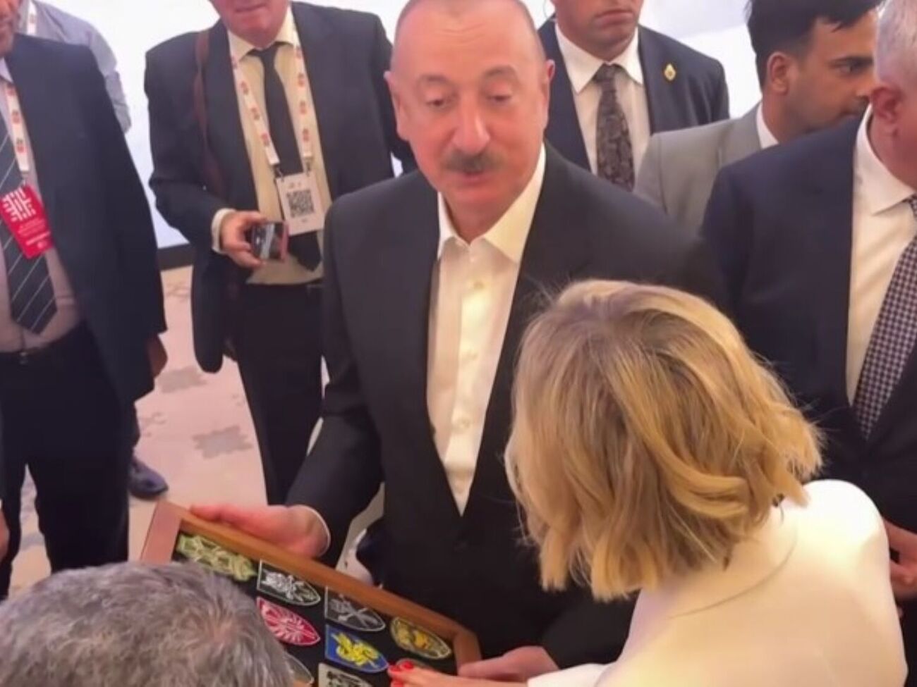 Алиев поблагодарил за подарок и посоветовал "продолжать так же"