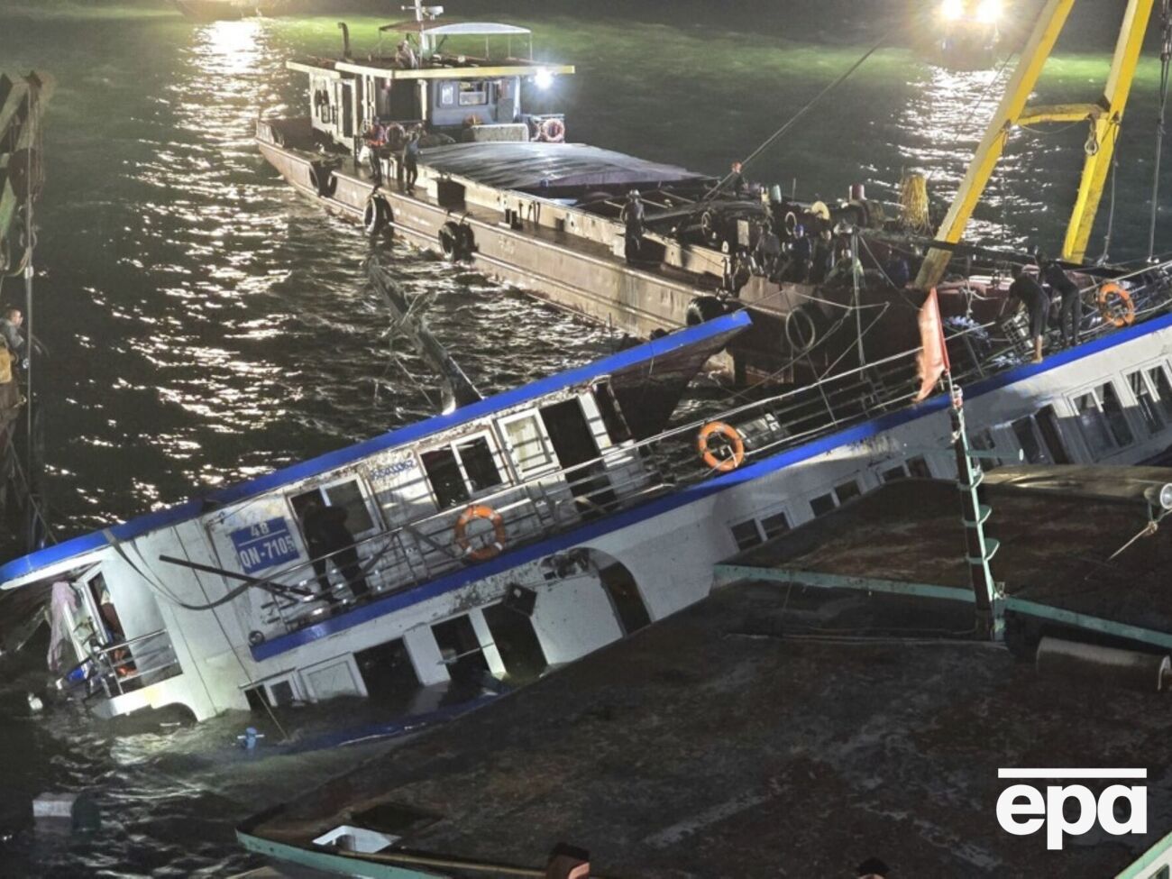 На борту судна находились 48 туристов и пять членов экипажа