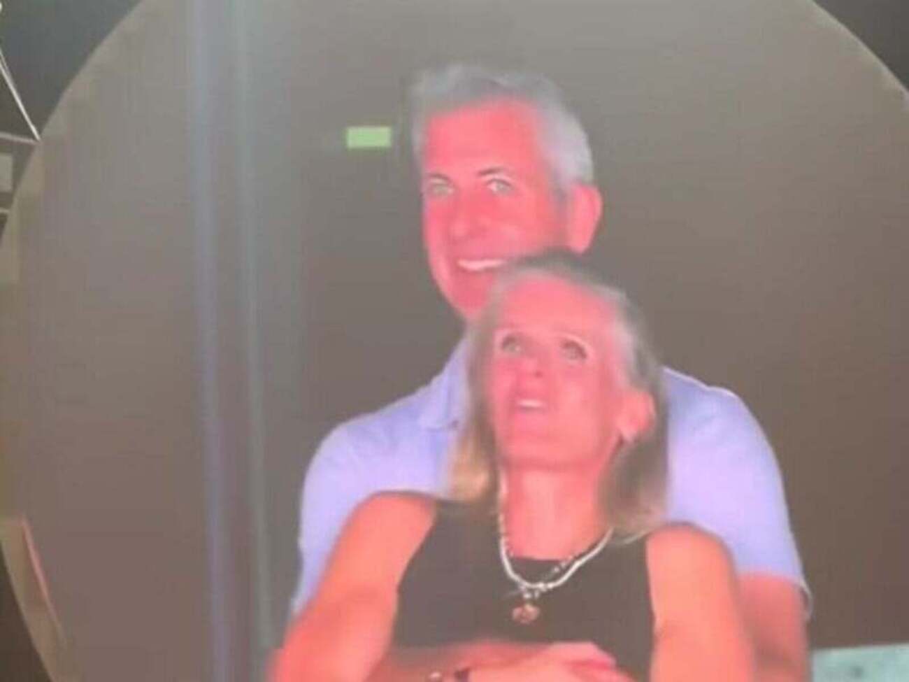 Накануне увольнения мужчину, который засветился с любовницей на концерте, отстранили от работы