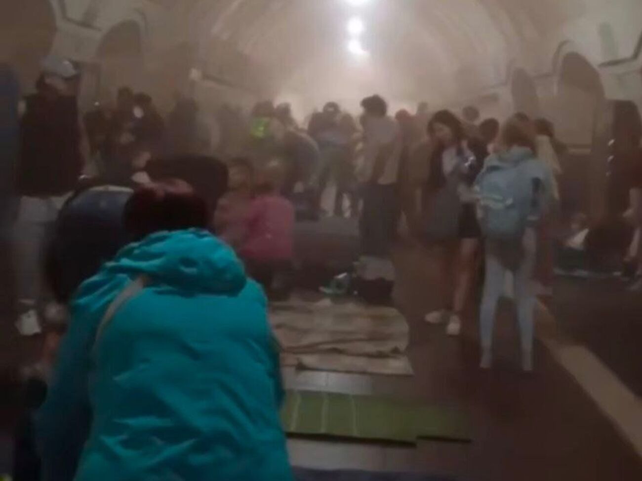 Станцию "Лукьяновская" затянуло дымом