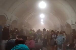 Станцию "Лукьяновская" затянуло дымом