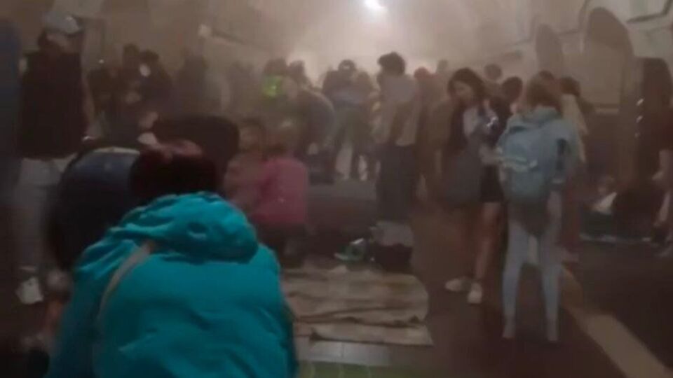 Станцию "Лукьяновская" затянуло дымом
