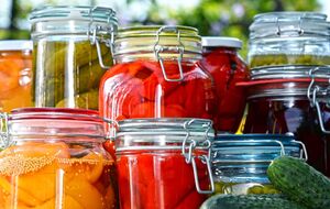 Деякі овочі та фрукти не варто заготовлювати на зиму, але їх однаково консервують