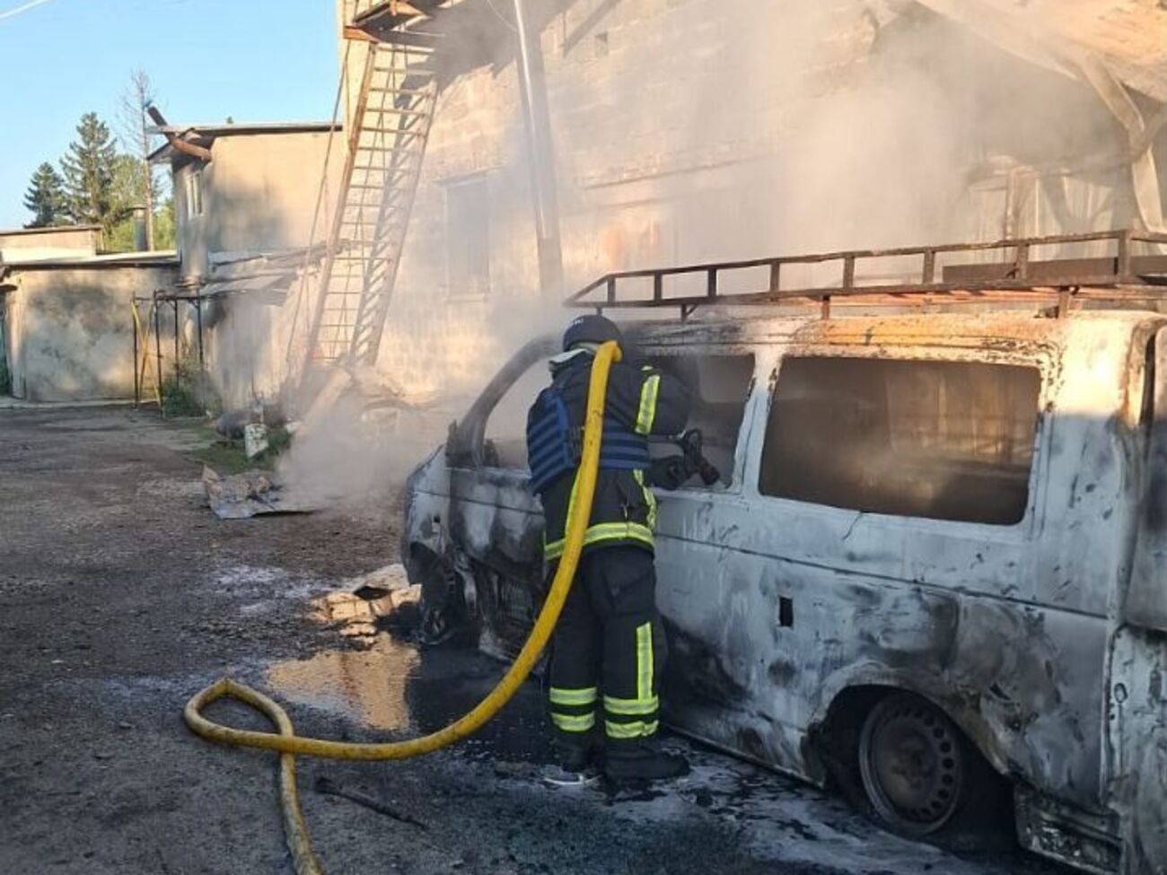 В городе горели склады и гаражи